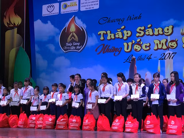 Đồng chí Tòng Thị Phóng, tặng học bổng và quà cho trẻ em, học sinh có hoàn cảnh đặc biệt khó khăn tỉnh Bến Tre.