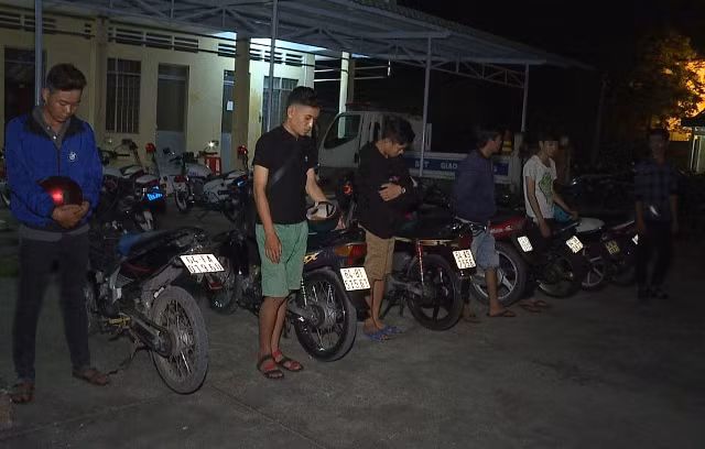 Nhóm thanh niên bị tạm giữ.
