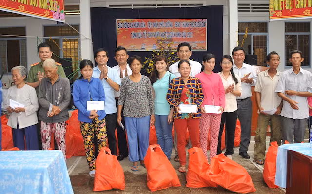 Đoàn công tác xã hội từ thiện Báo CAND trao quà cho người dân tại xã ven biển, thuộc TP Rạch Giá.
