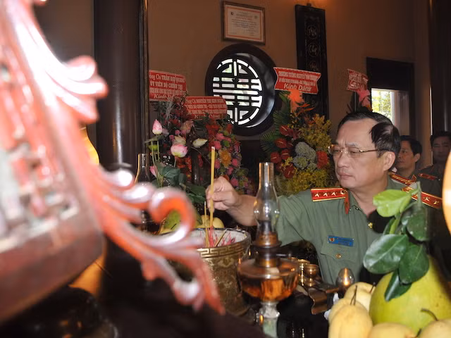 Thứ trưởng Nguyễn Văn Thành, dâng hương tại Nhà tưởng niệm Chủ tịch Hồ Chí Minh.