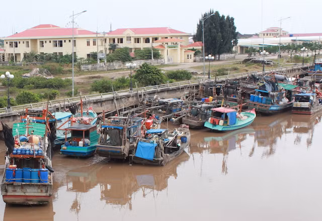 Tàu thuyền vẫn còn bị cấm ra khơi, chờ thông báo mới.
