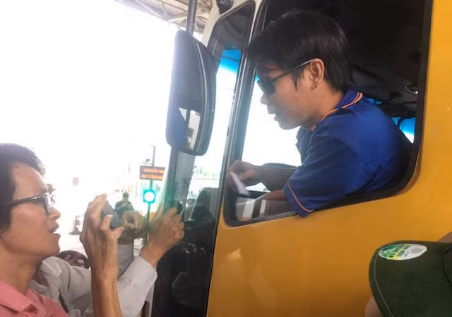 Dù đã xả trạm, nhưng tài xế vẫn nhất quyết yêu cầu nhân viên phải bán vé cho đủ cả hai lượt để thanh toán.