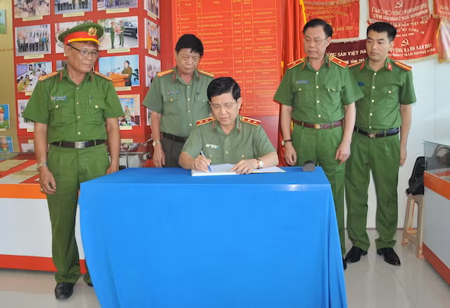 Thứ trưởng Nguyễn Văn Sơn ghi cảm tưởng vào Sổ lưu niệm của Trại giam Bến Giá.