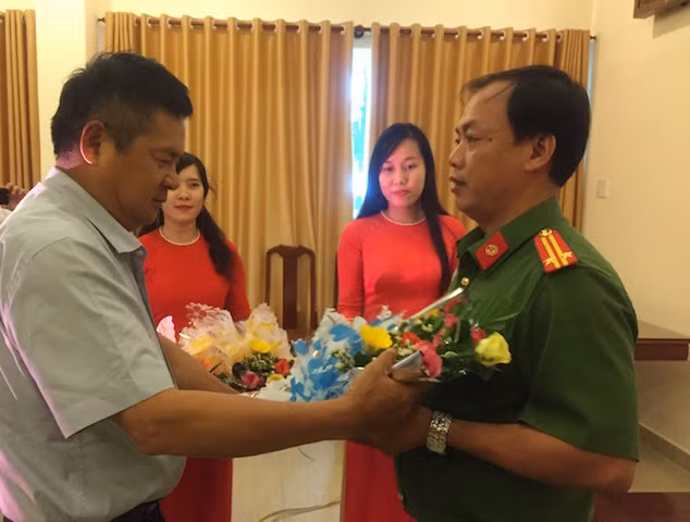 Thiếu tướng Hồ Sỹ Tiến tặng hoa chúc mừng Trung tá Trần Văn Kỳ, Trưởng Phòng cảnh sát hình sự Trà Vinh - thành viên Ban chuyên án.