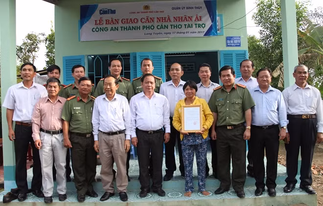 Đoàn công tác trao nhà cho gia đình bà Trần Thị Thuỷ.