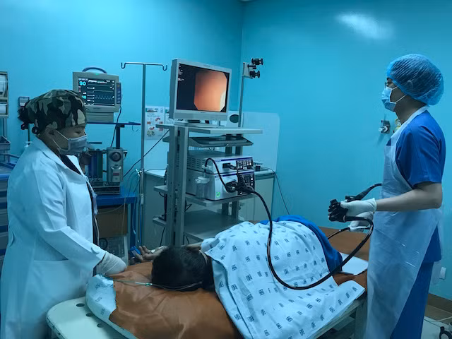 ThS BS Phạm Công Khánh đang nội soi cho người bệnh 2. ThS BS Phạm Công Khánh đang nội soi cho người bệnh 2.