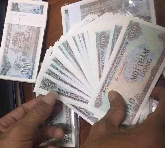 Tiền mệnh giá 100 đồng được BOT Cai Lậy chuẩn bị. Tiền mệnh giá 100 đồng được BOT Cai Lậy chuẩn bị.