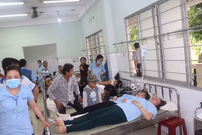 Công nhận bị ngộ độc nhập viện cấp cứu.