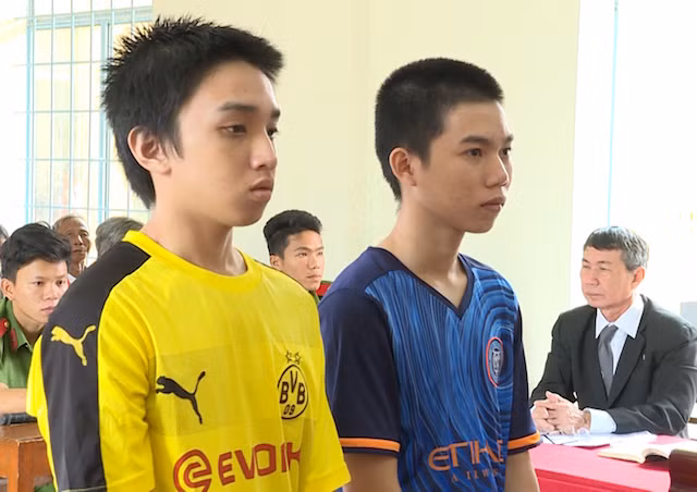 Trường (áo vàng) và Thuận tại phiên toà.
