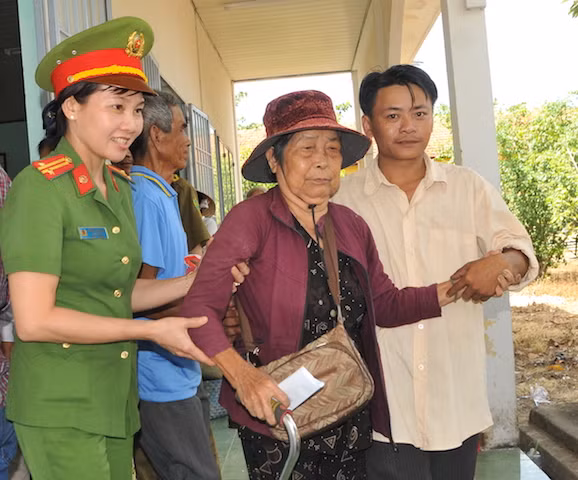 Nhiều trường hợp, người già sống neo đơn khi nhận được quà Tết và cử chỉ ân cần của cán bộ chiến sĩ CAND đã rất xúc động.