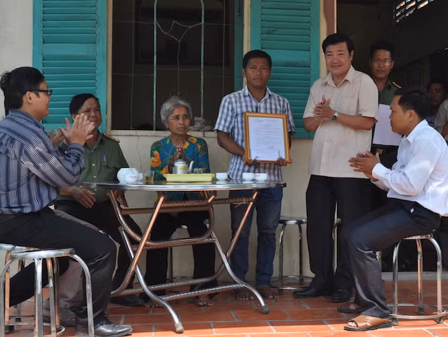 Cục An ninh Tây Nam Bộ trao kinh phí cho gia đình Thượng úy Thạch Sa The.