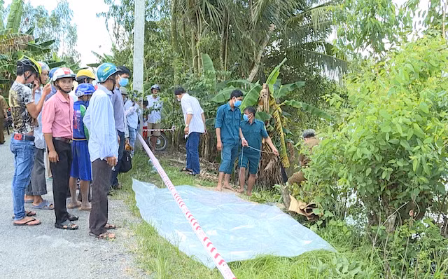 Sự việc thu hút nhiều người dân hiếu kỳ. Sự việc thu hút nhiều người dân hiếu kỳ.