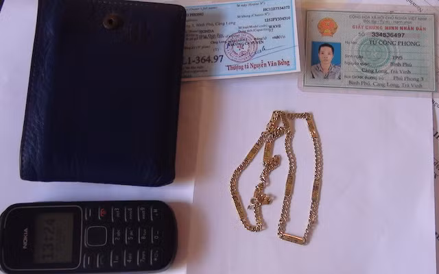 Nghi phạm cùng tang vật.