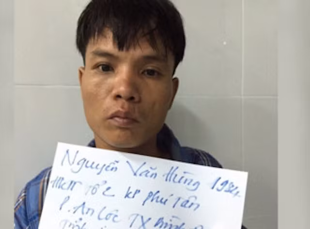 Hùng có 2 tiền án 16 năm tù về tội trộm cắp tài sản và tiền án 7 năm tù về tội giết người. Hùng có 2 tiền án 16 năm tù về tội trộm cắp tài sản và tiền án 7 năm tù về tội giết người.