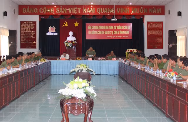 Quang cảnh buổi làm việc. Quang cảnh buổi làm việc.