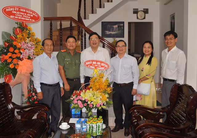 Lãnh đạo Thành uỷ Cần Thơ đến thăm, chúc mừng Văn phòng thường trú Báo CAND.