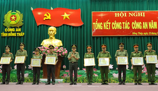 Thiếu tướng Nguyễn Minh Thuấn, Giám đốc Công an Đồng Tháp trao khen tập thể, cá nhân có thành tích xuất sắc.