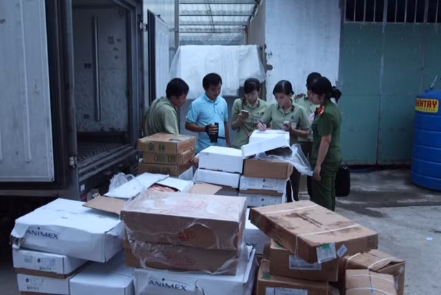 Xe tải chở thực phẩm không rõ nguồn gốc bị bắt giữ.