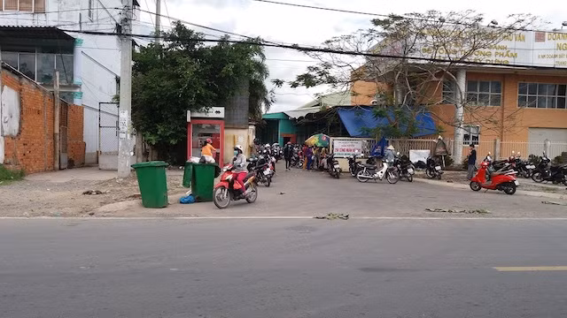 Đến chiều, trước trụ sở công ty mới yên ắng trở lại. Đến chiều, trước trụ sở công ty mới yên ắng trở lại.