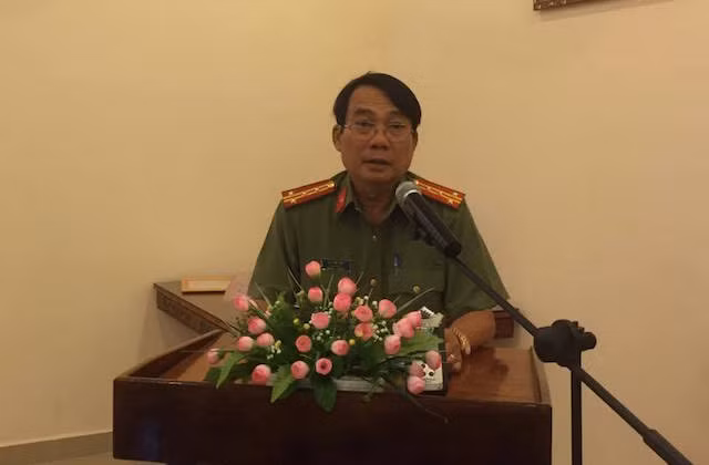 Đại tá Lê Văn Việt, Giám đốc Công an tỉnh Trà Vinh phát biểu tại cuộc họp báo Đại tá Lê Văn Việt, Giám đốc Công an tỉnh Trà Vinh phát biểu tại cuộc họp báo