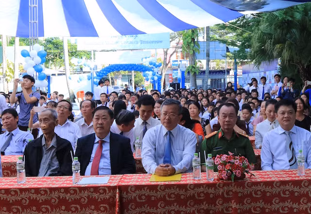 Các đại biểu dự lễ.