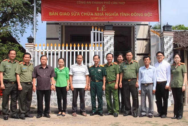 Đồng chí Trần Quốc Trung, Bí thư Thành ủy Cần Thơ, Thượng tá Đinh Văn Nơi, Phó Giám đốc Công an TP Cần Thơ trao nhà cho cán bộ chiến sĩ.