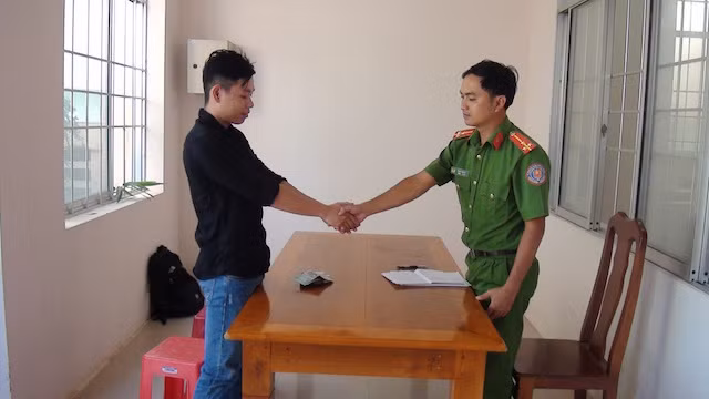 Cơ quan Công an trả lại tài sản cho người đánh rơi. Cơ quan Công an trả lại tài sản cho người đánh rơi.