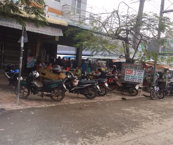 Sinh hoạt của người dân tại thị trấn trở lại bình thường.