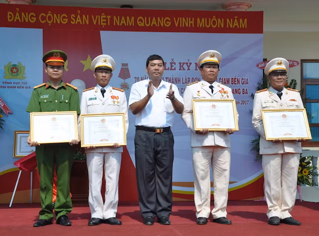 Đồng chí Kim Ngọc Thái, Phó Chủ tịch UBND tỉnh Trà Vinh trao bằng khen cho các cá nhân tiêu biểu. Đồng chí Kim Ngọc Thái, Phó Chủ tịch UBND tỉnh Trà Vinh trao bằng khen cho các cá nhân tiêu biểu.