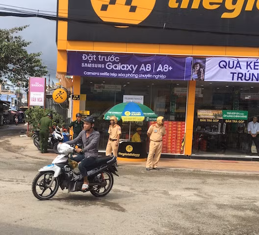 Lực lượng Công an túc trực làm nhiệm vụ giữ gìn an toàn trật tự xã hội.