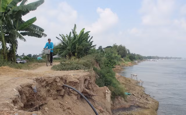 Nhiều tuyến đường giao thông bị chia cắt, chính quyền địa phương nhiều lần nắn đường nhưng sạt lở đuổi “đến chân”.