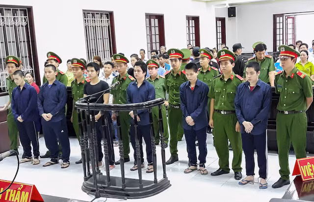 Nhóm 6 bị cáo tại phiên toà.