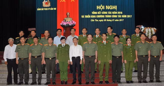 Thứ trưởng Nguyễn Văn Thành cùng đoàn công tác chụp ảnh lưu niệm với các đại biểu dự hội nghị.