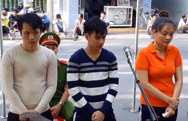 Thắng, Tuấn và Cương tại phiên toà (từ trái qua).