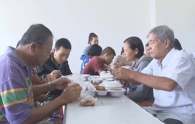 Những phần cơm miễn phí cho bệnh nhân chạy thận.
