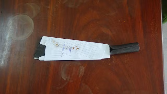 Nghi phạm cùng con dao tang vật.