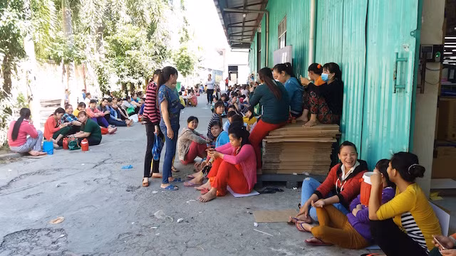 Đến chiều, các công nhân mới quay lại làm việc. Đến chiều, các công nhân mới quay lại làm việc.