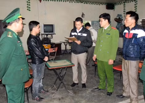 Lực lượng Công an - Bộ đội Biên phòng khám xét thu giữ pháo nổ trên địa bàn tỉnh Hà Tĩnh.
