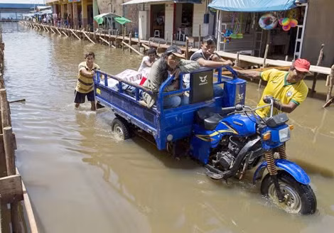 Mưa lớn gây ngập lụt nghiêm trọng tại thành phố Salvador, Brazil. (Ảnh: Reuters).