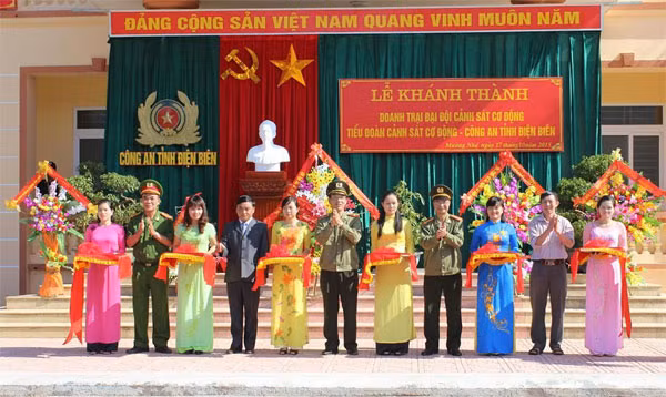 Các đại biểu cắt băng khánh thành.