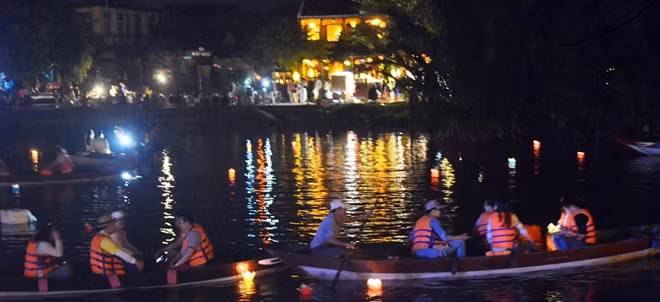 Các đại biểu tham gia thả đèn lồng trên sông Hoài.