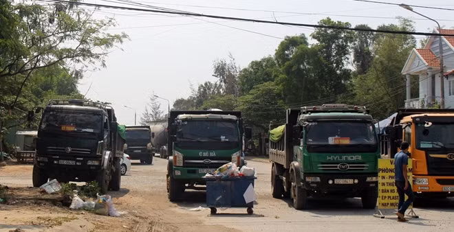 Người dân dùng nhiều vật dụng, lập hàng rào chắn để chặn xe gây ô nhiễm bụi.