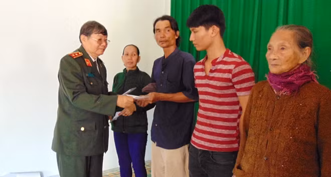 Trung tướng Lê Ngọc Nam trao quà cho đại diện các hộ gia đình chính sách khó khăn.
