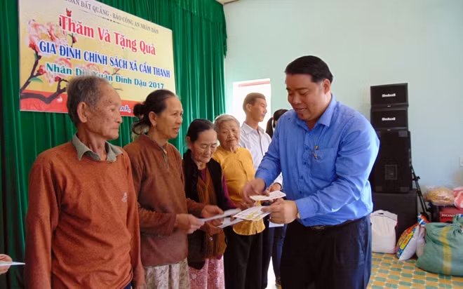 Ông Nguyễn Viết Dũng trao quà cho bà con xã Cẩm Thanh.