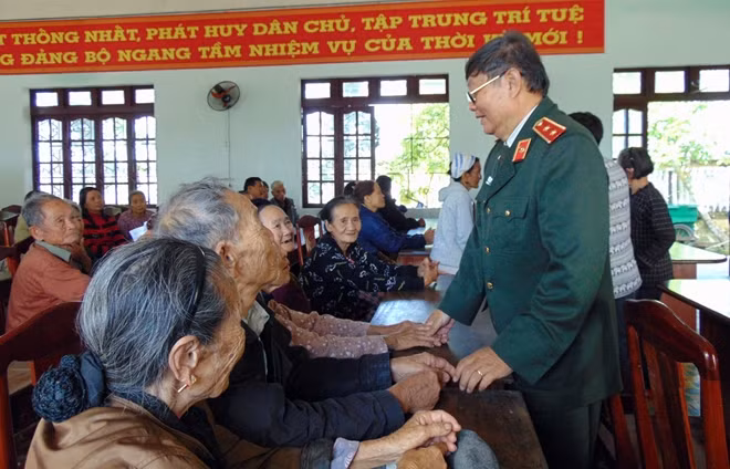 Trung tướng Lê Ngọc Nam ân cần thăm hỏi các cụ bà.