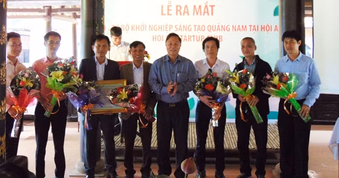 Ông Lê Trí Thanh tặng hoa chúc mừng thành viên CLB.