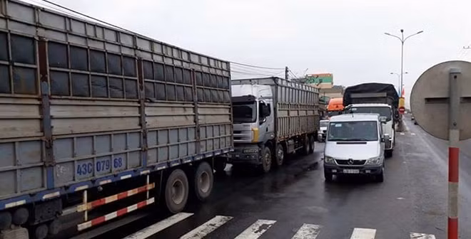 Hàng ngàn phương tiện bị ùn ứ kéo dài trong nhiều giờ đồng hồ trên tuyến QL1A.