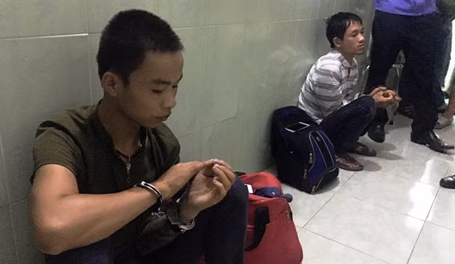 2 trong 5 đối tượng tình nghi bị tạm giữ.