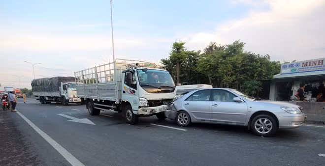 Hiện trường vụ tai nạn liên hoàn.