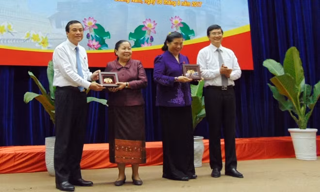 Lãnh đạo tỉnh Quảng Nam tặng quà lưu niệm cho lãnh đạo Đoàn nữ đại biểu Quốc hội Việt Nam-Lào.
